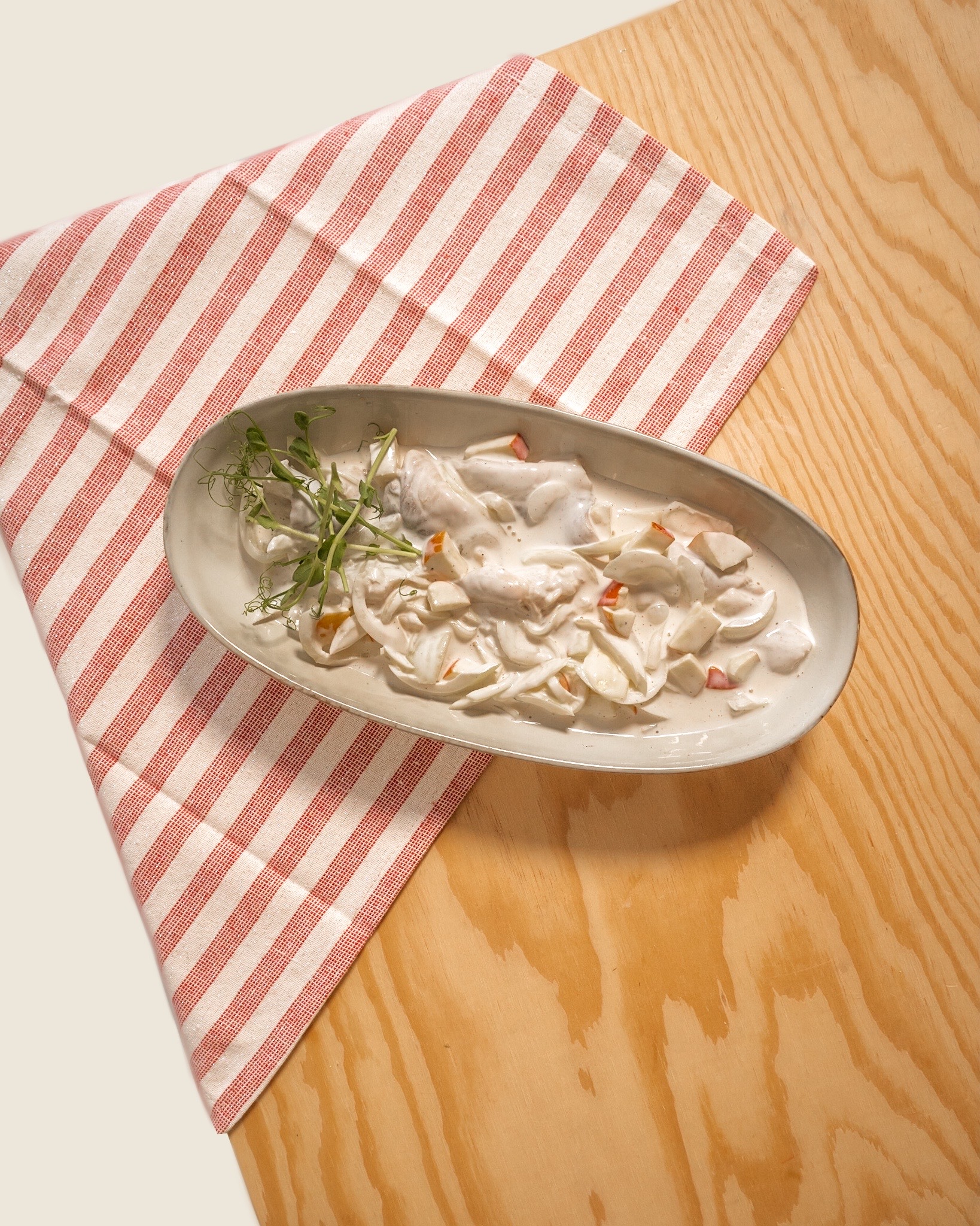Śledzie z jabłkiem i cebulką 250g
