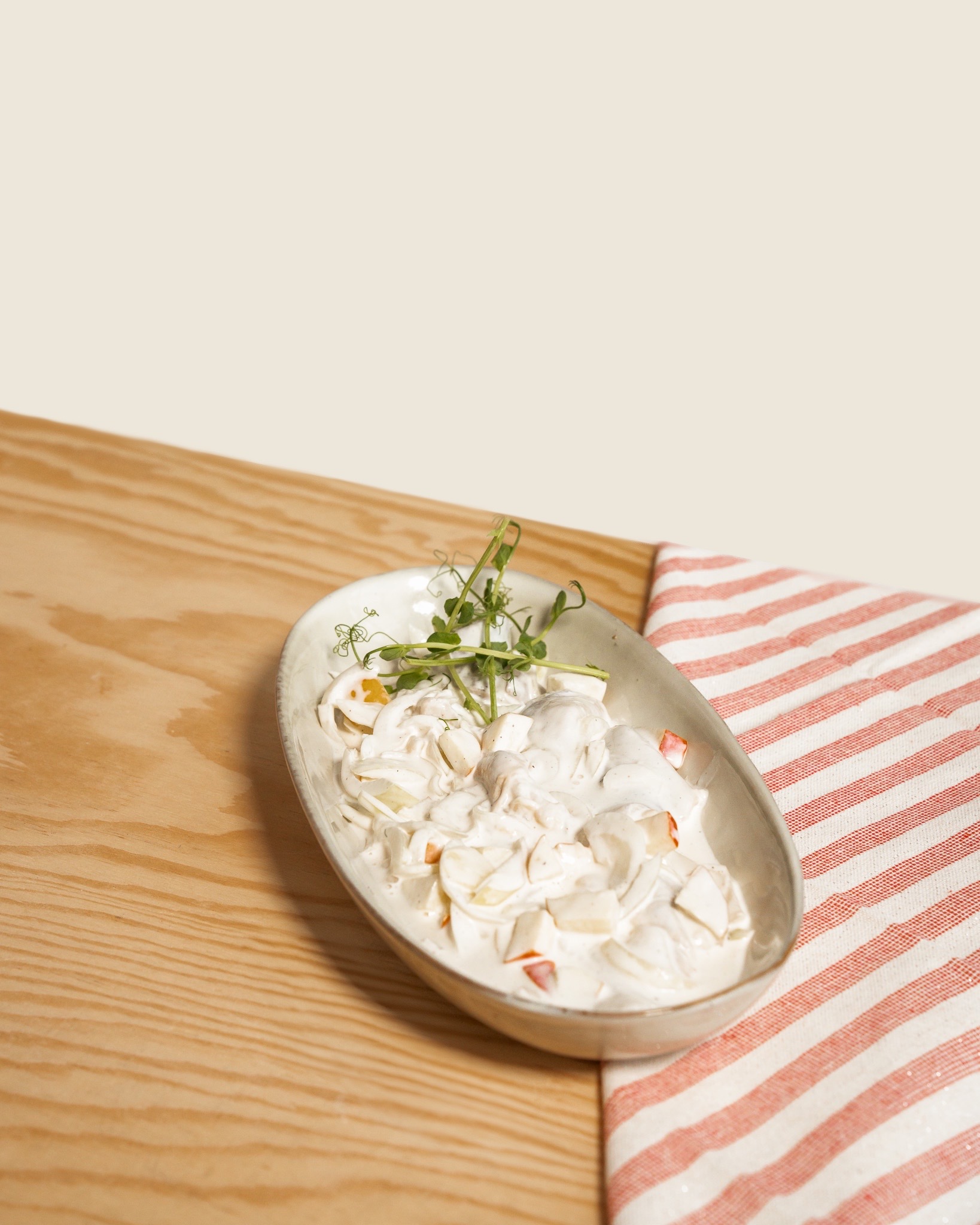 Śledzie z jabłkiem i cebulką 250g - obrazek 2