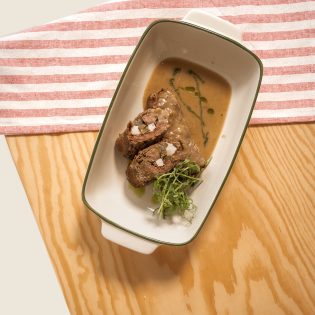 Zrazy wołowe z ogórkiem, cebulką i boczkiem 180g