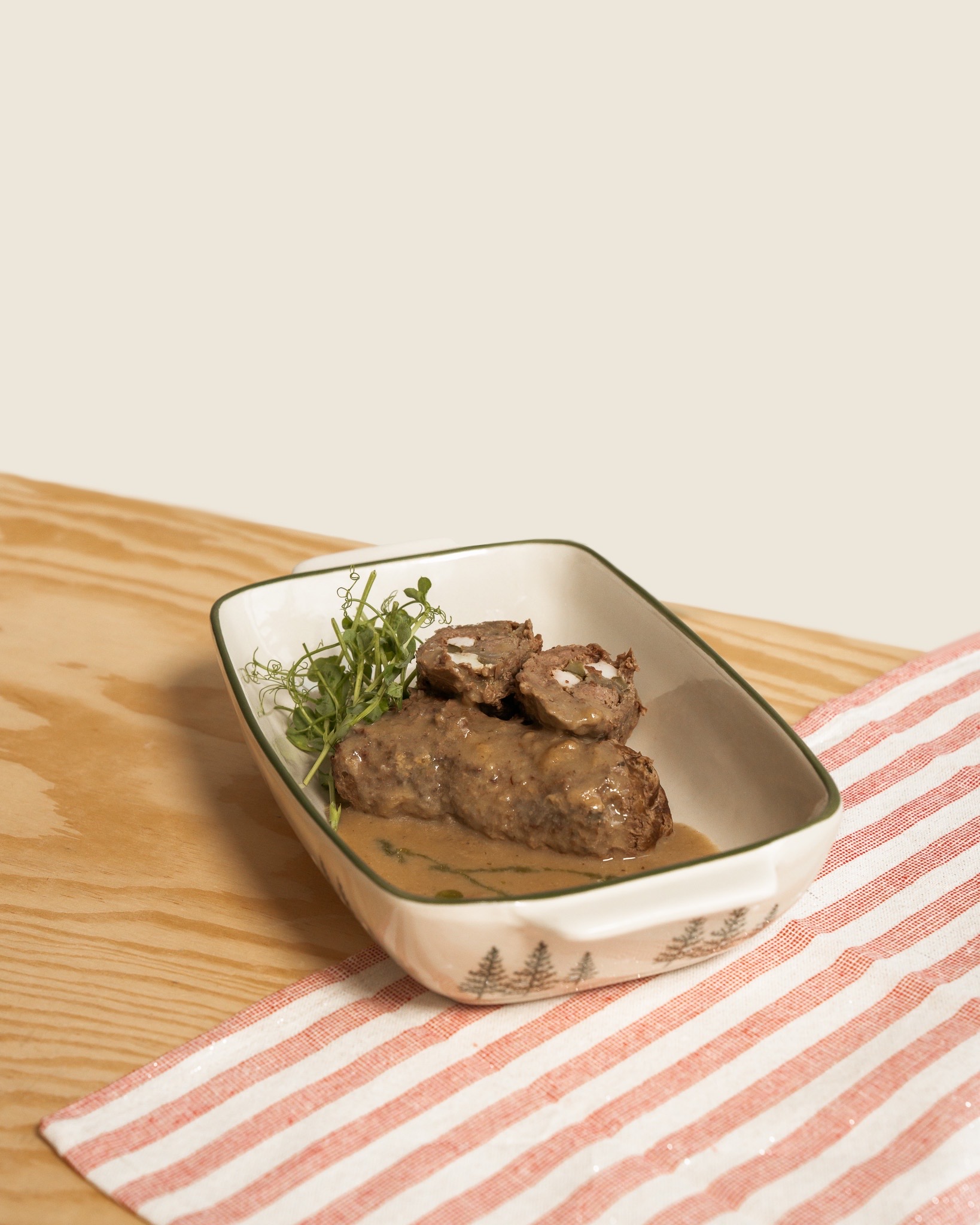 Zrazy wołowe z ogórkiem, cebulką i boczkiem 180g - obrazek 2