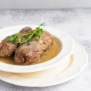 Zraz wołowy z ogórkiem, boczkiem i cebulką 200 g