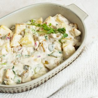 Sałatka ziemniaczana z boczkiem, czerwoną cebulką, ogórkiem konserwowym i szczypiorkiem 0,5 kg / 1 kg