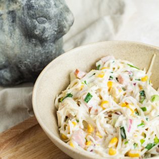 Sałatka z marynowanym selerem, jajkiem, szynką, kukurydzą i szczypiorkiem 0,5 kg / 1 kg