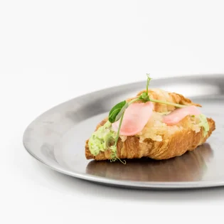 Mini croissant z pastą z zielonego gruszku