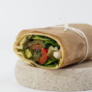 Wrap z pieczonymi warzywami