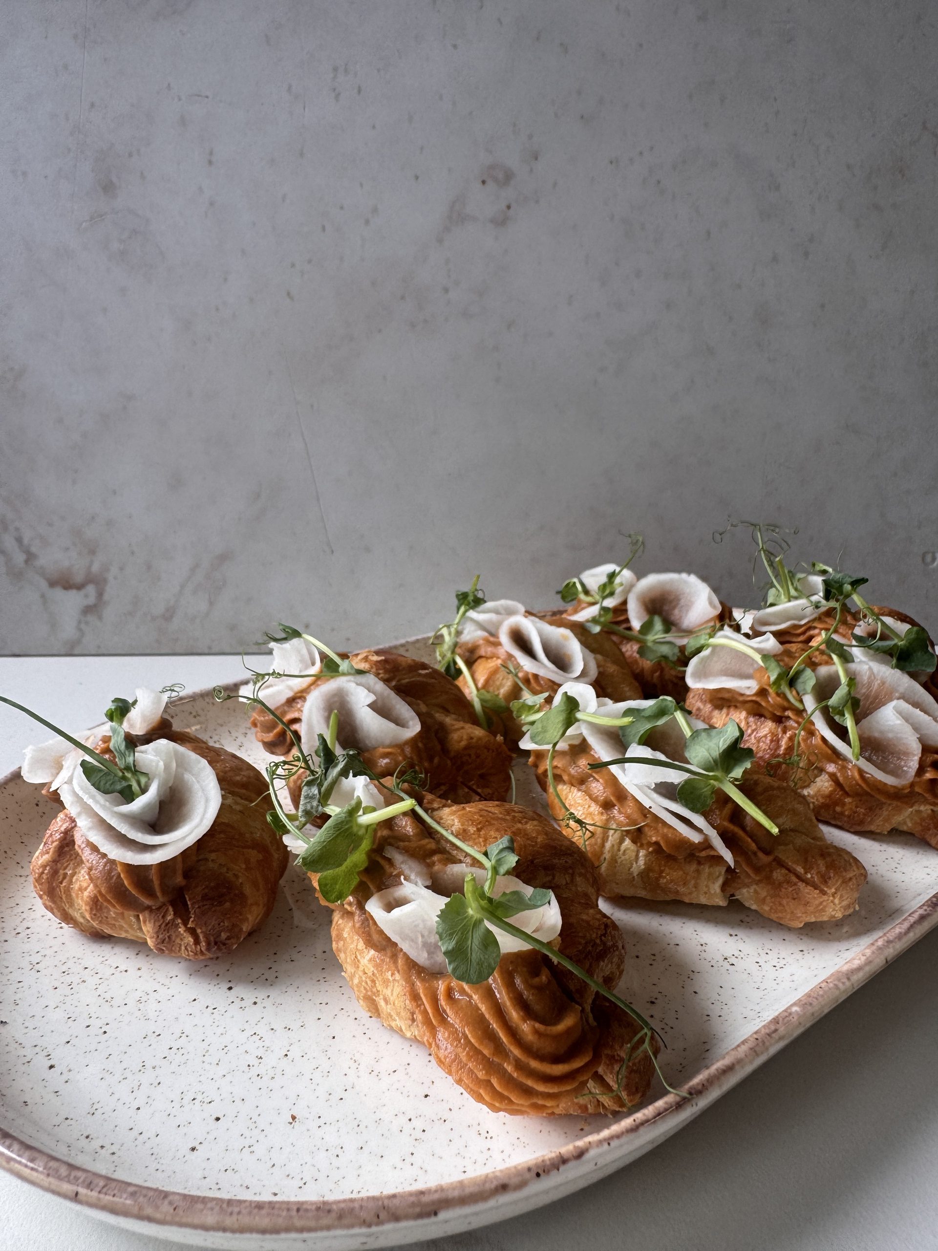 Mini croissant z pastą z pieczonego bakłażana - obrazek 2