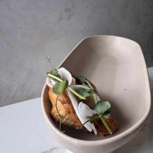 Mini croissant z pastą z pieczonego bakłażana