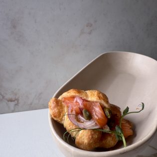 Mini croissant z wędzonym łososiem