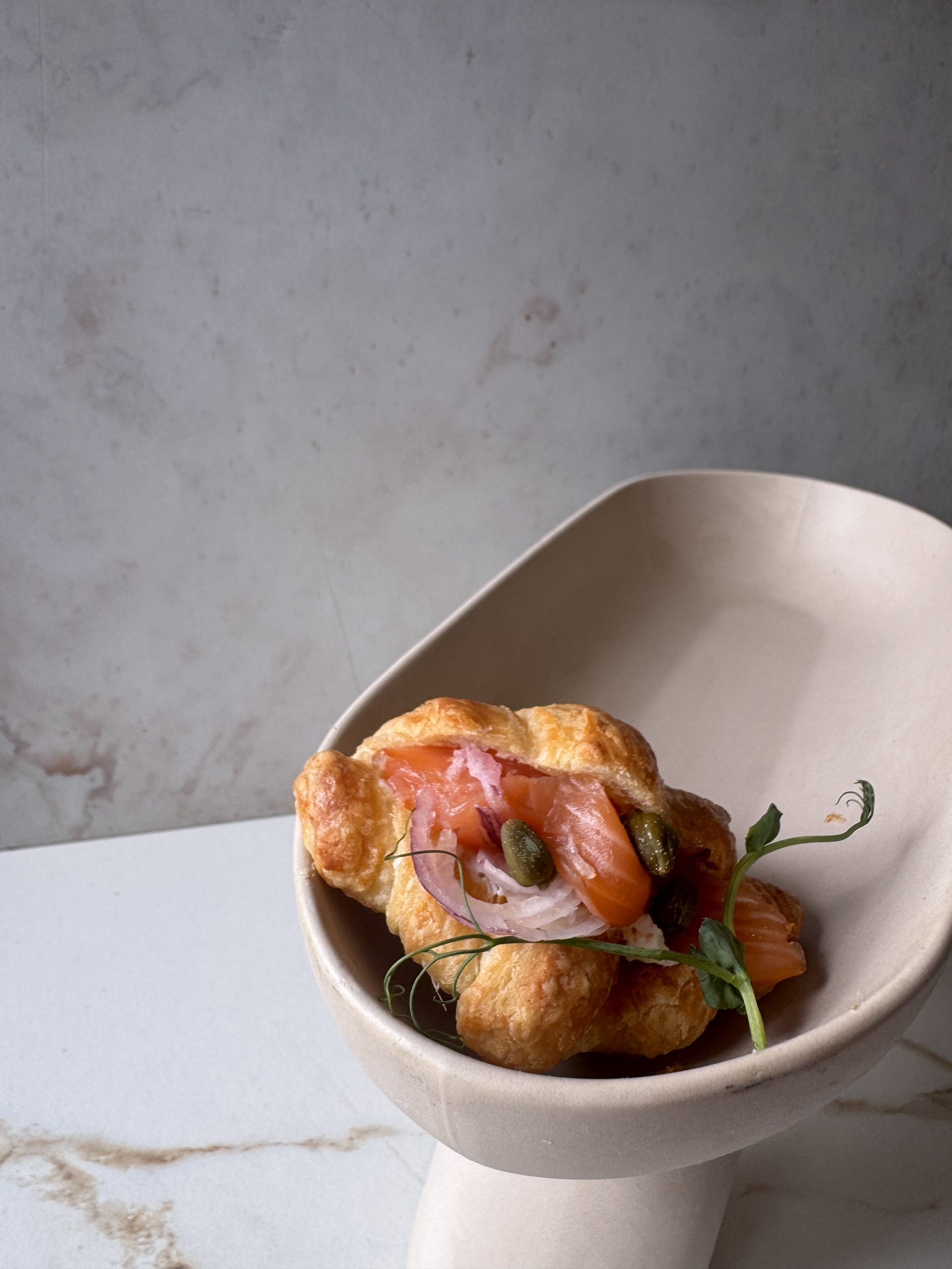 Mini croissant z wędzonym łososiem