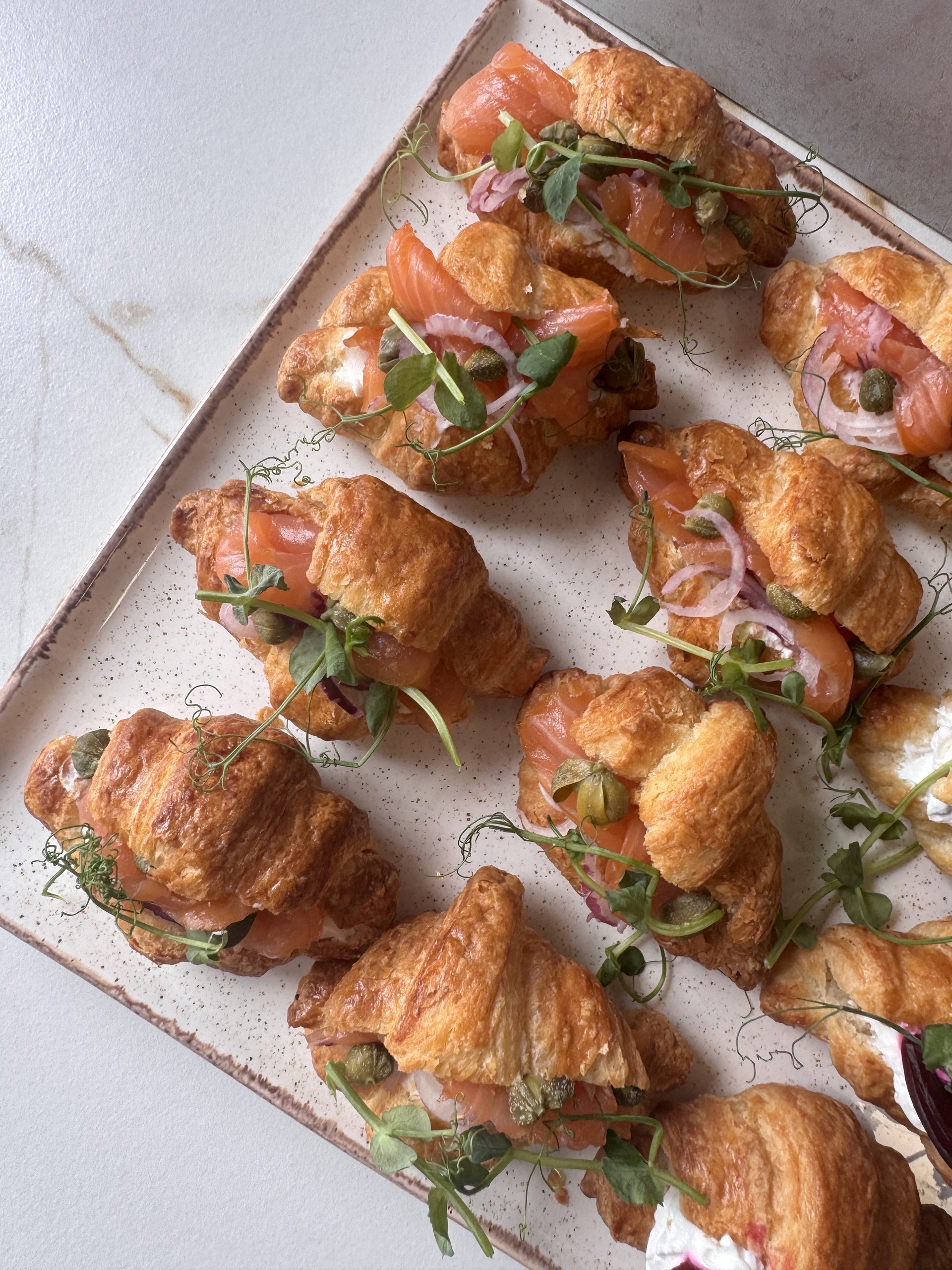 Mini croissant z wędzonym łososiem - obrazek 2