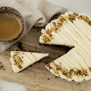 Ciasto marchewkowe z bakaliami i kremem mascarpone