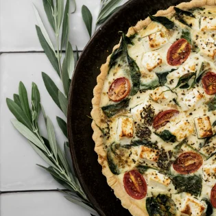 Tarta z serem feta, pomidorkami i szpinakiem