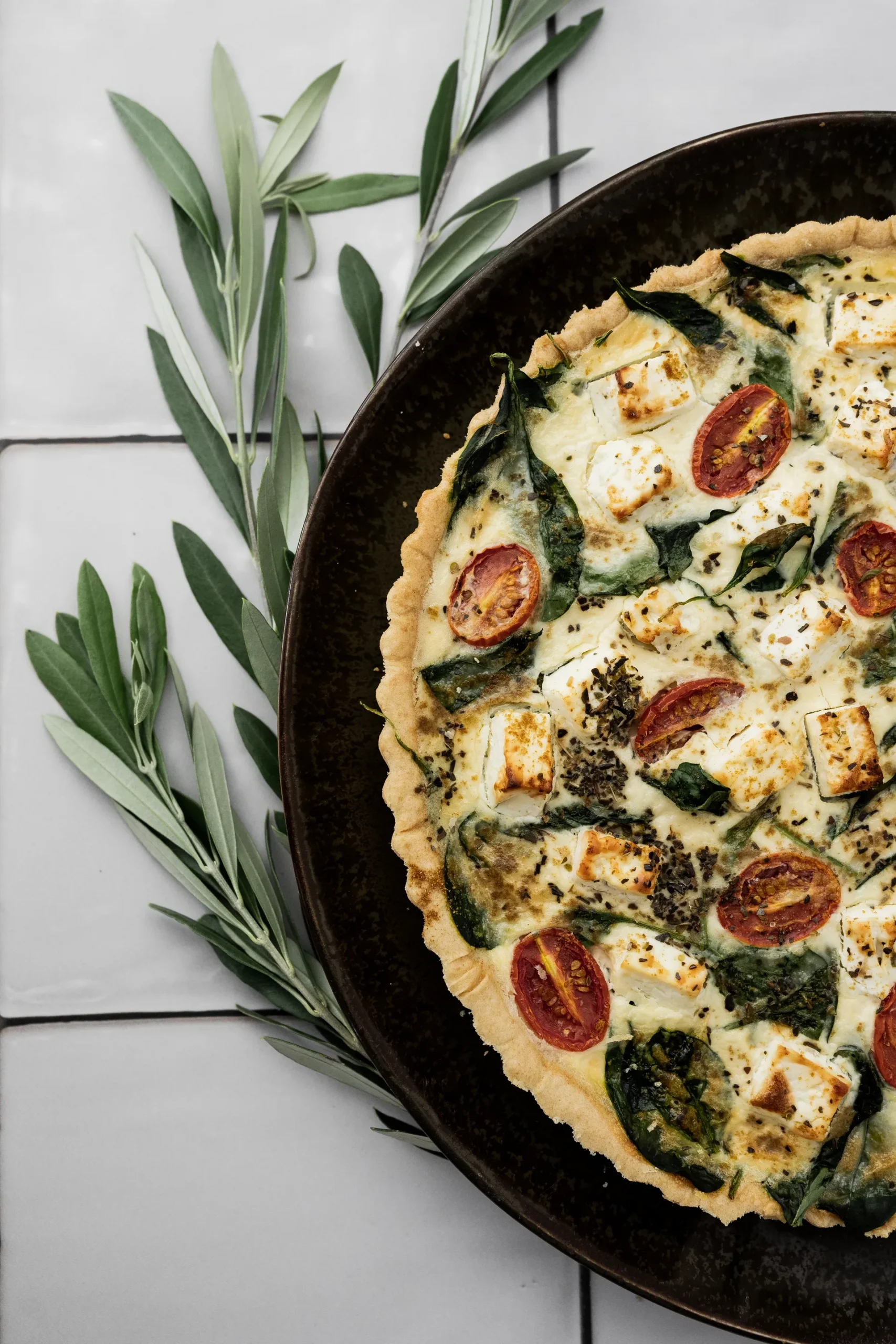 Tarta z serem feta, pomidorkami i szpinakiem