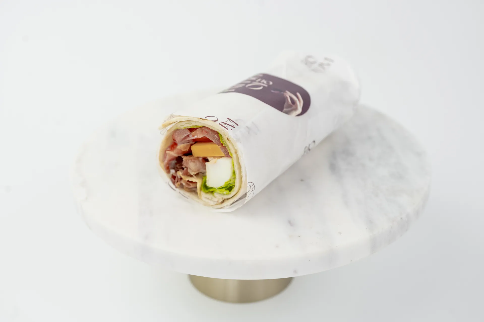 Wrap z jajkiem i bekonem
