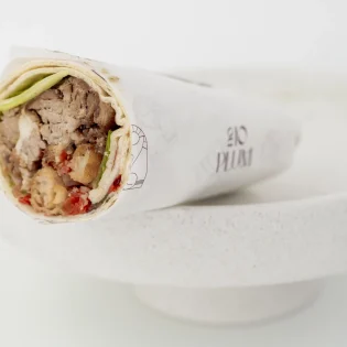 Wrap z szarpaną wieprzowiną