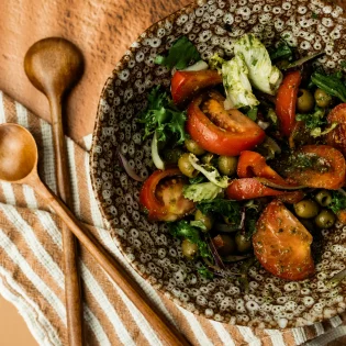 Sałatka z pomidorkami i oliwkami w pesto