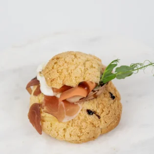 Ptyś z szynką parmeńską