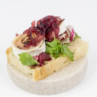 Foccacia z roladą z koziego sera