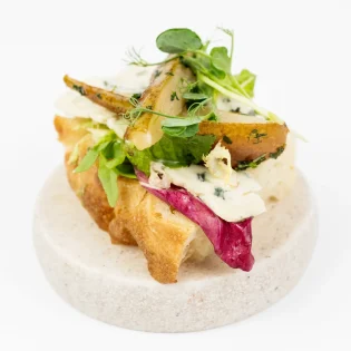 Foccacia z marynowaną gruszką