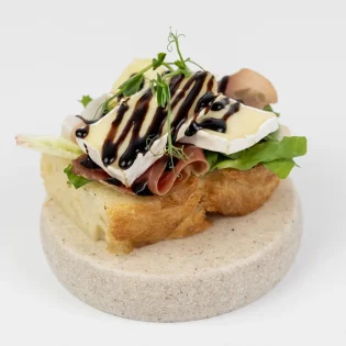 Focaccia z szynką parmeńską i brie