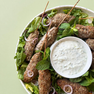 Mini kofta z sosem tzatziki
