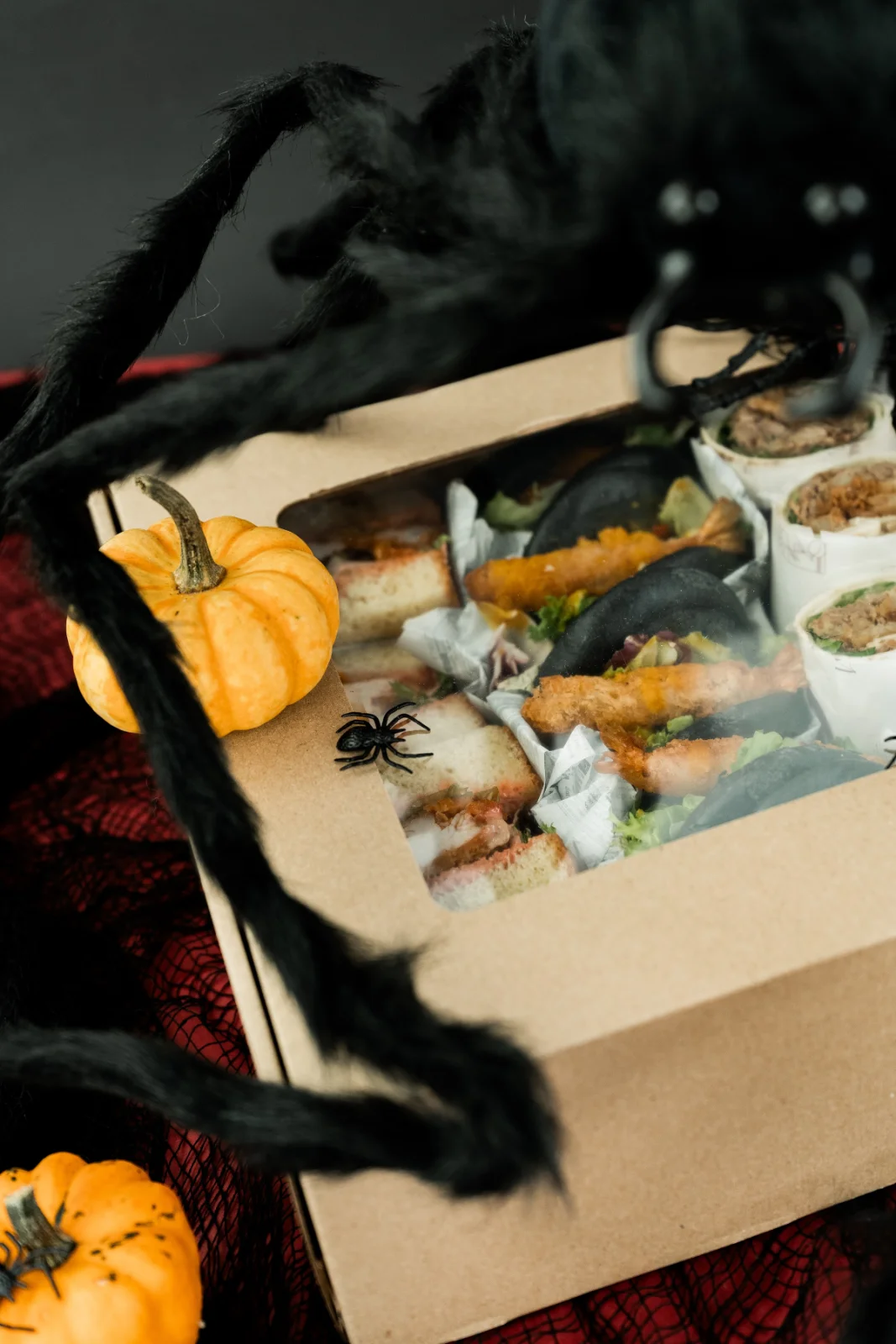 Halloweenowy box przekąsek No To Plum Catering