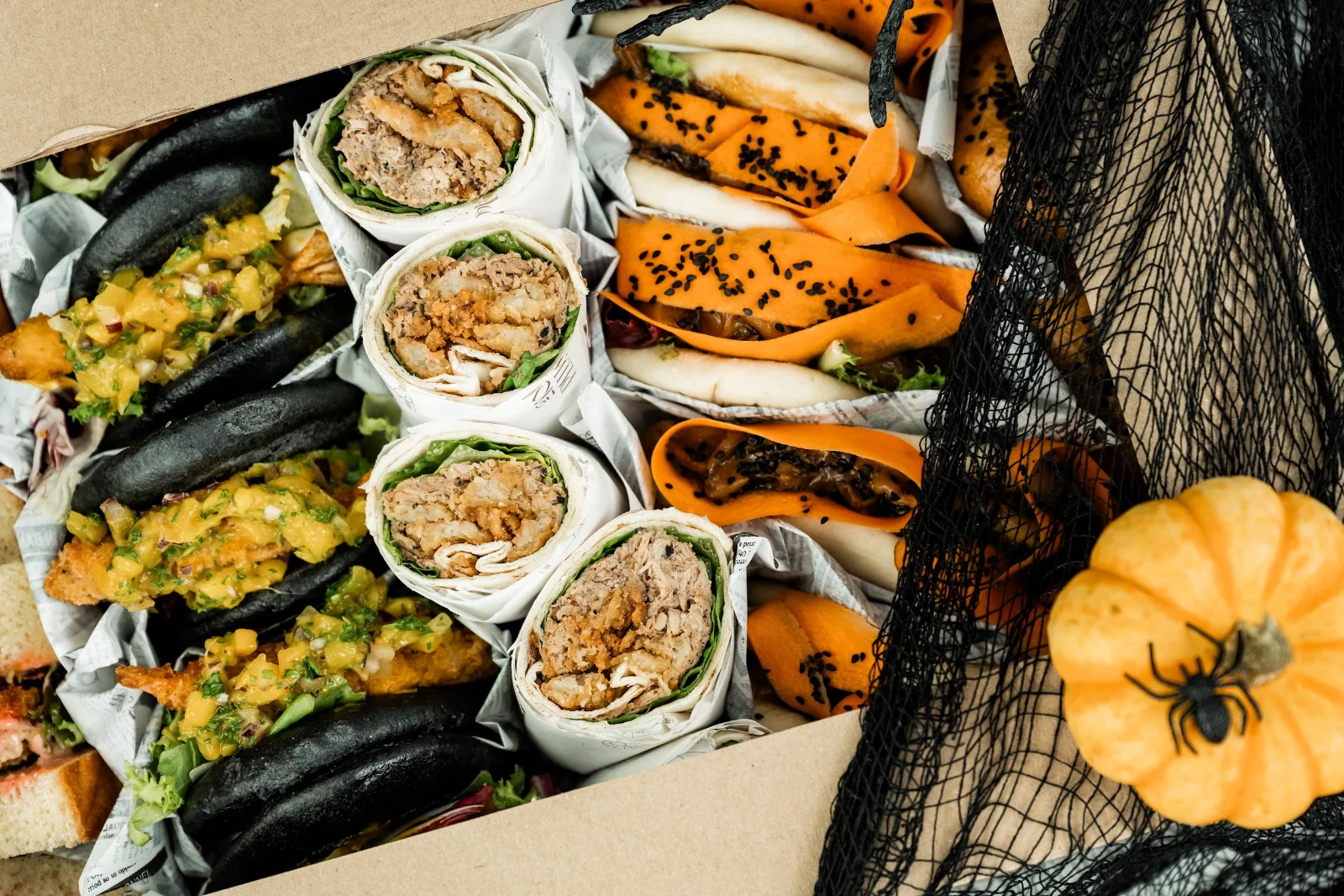 Halloweenowy box przekąsek No To Plum Catering