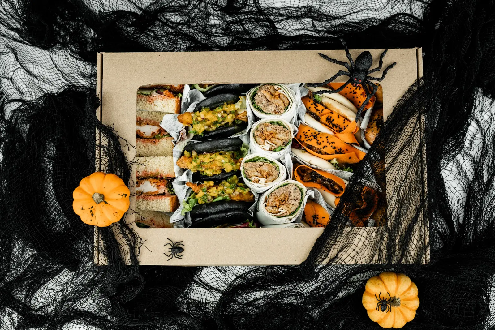 Halloweenowy box przekąsek No To Plum Catering