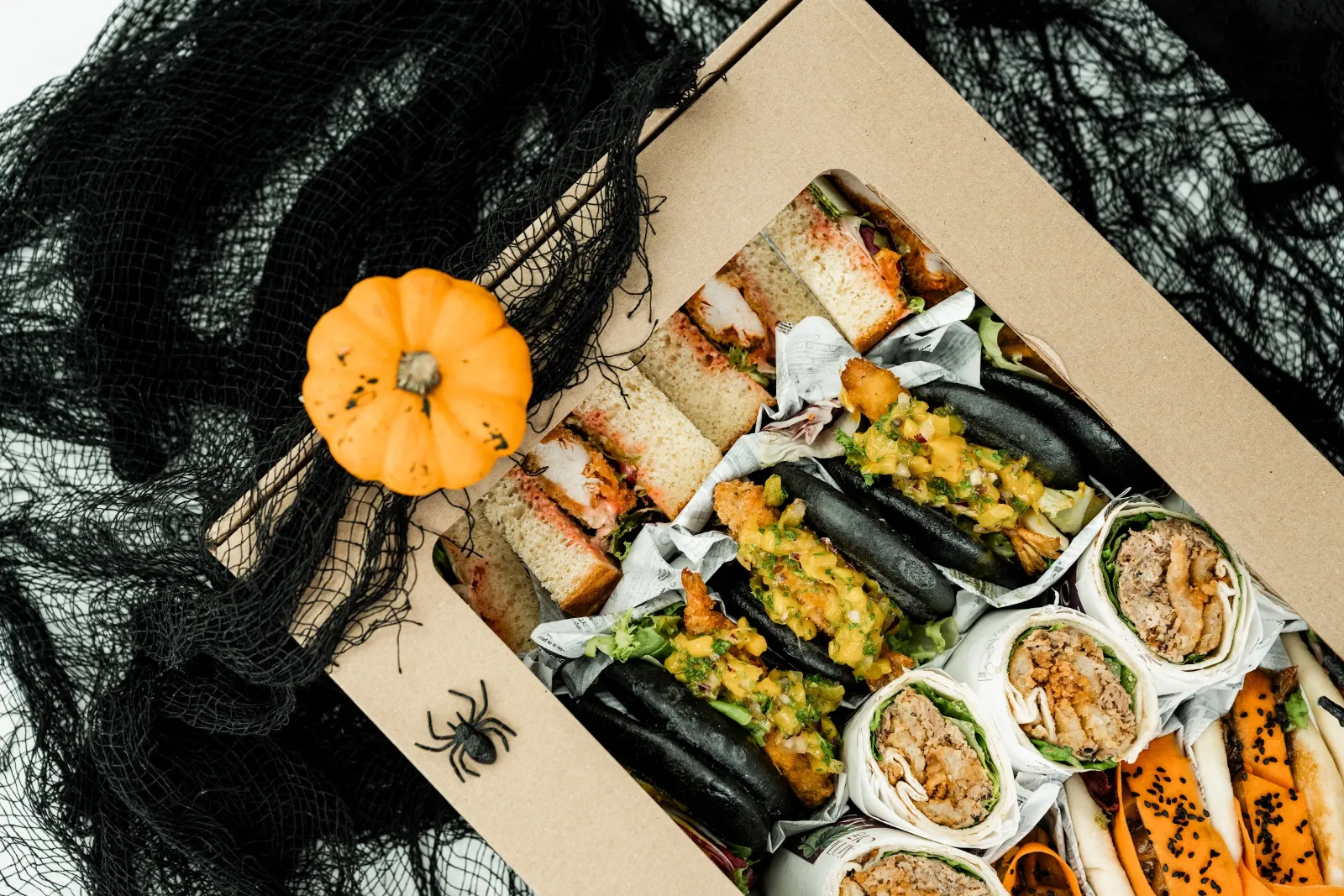 Halloweenowy box przekąsek No To Plum Catering
