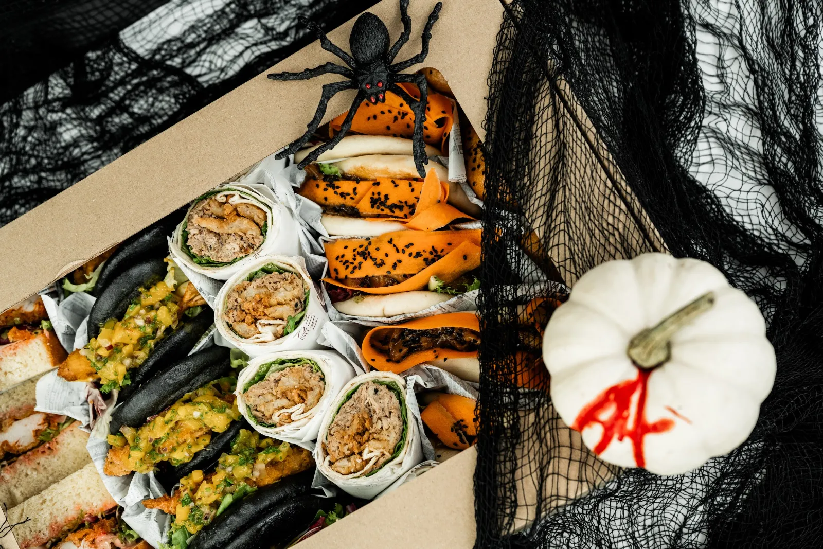 Halloweenowy box przekąsek No To Plum Catering