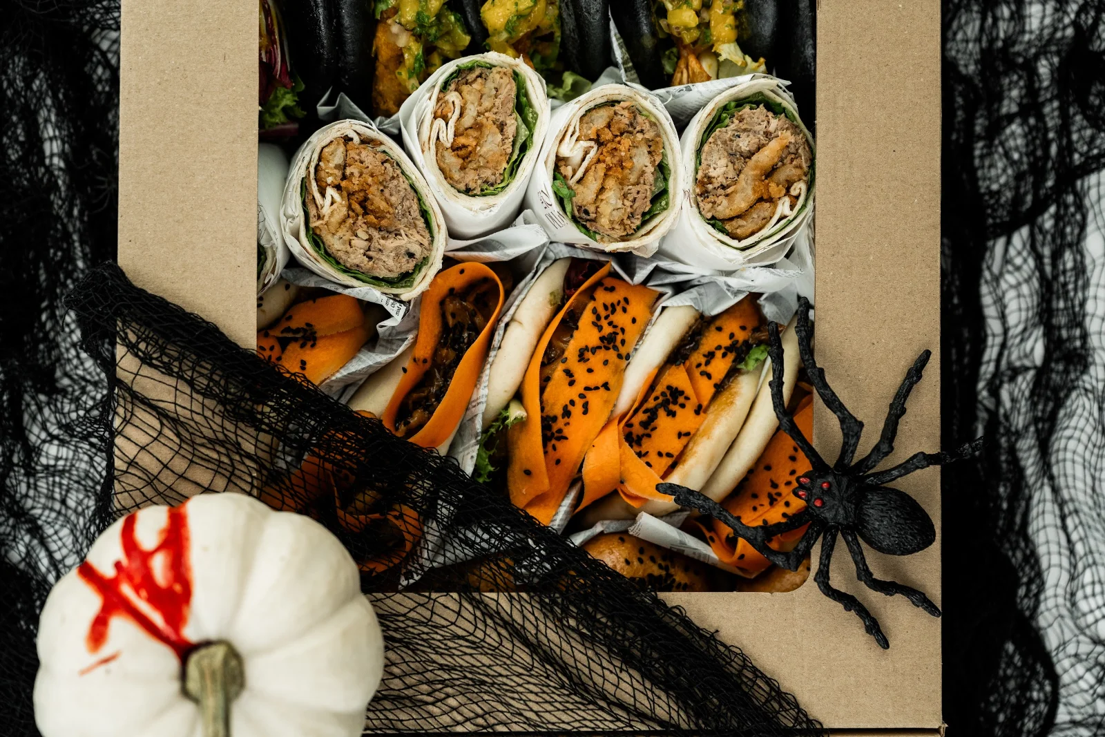 Halloweenowy box przekąsek No To Plum Catering
