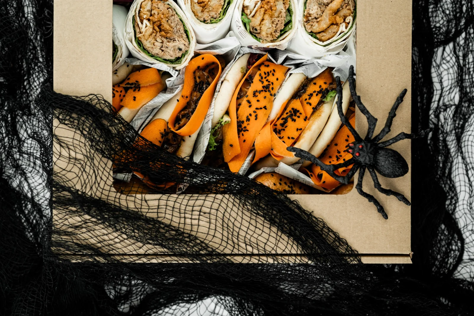 Halloweenowy box przekąsek No To Plum Catering