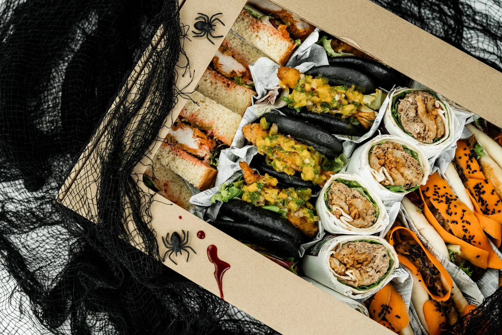 Halloweenowy box przekąsek No To Plum Catering