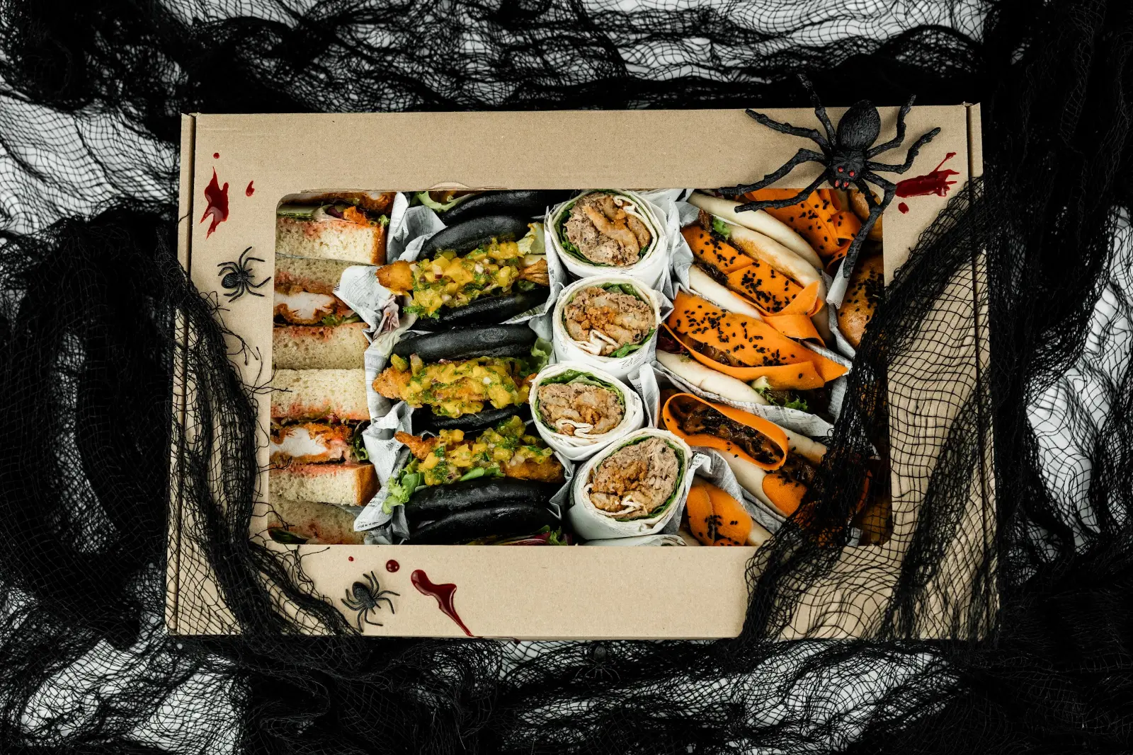 Halloweenowy box przekąsek No To Plum Catering