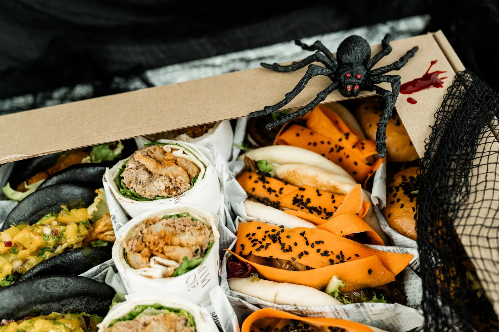 Halloweenowy box przekąsek No To Plum Catering