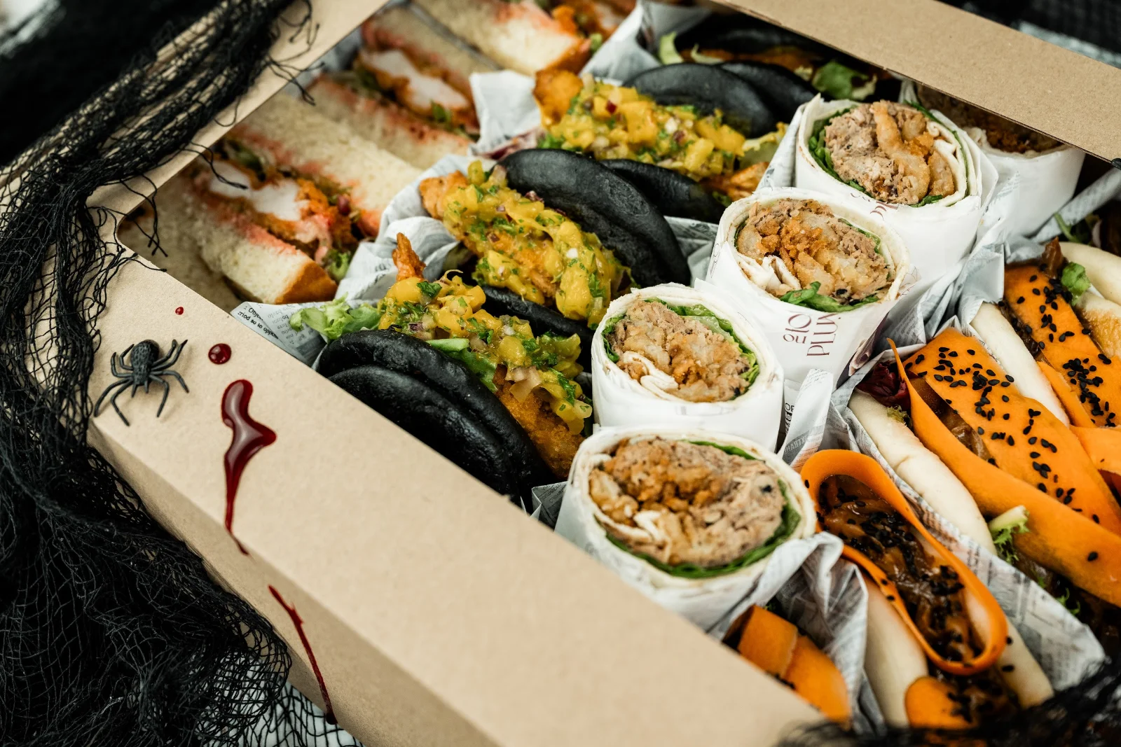 Halloweenowy box przekąsek No To Plum Catering
