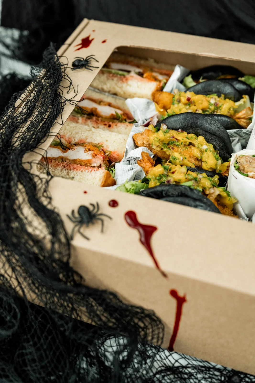 Halloweenowy box przekąsek No To Plum Catering