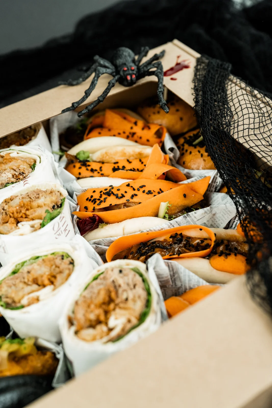 Halloweenowy box przekąsek No To Plum Catering
