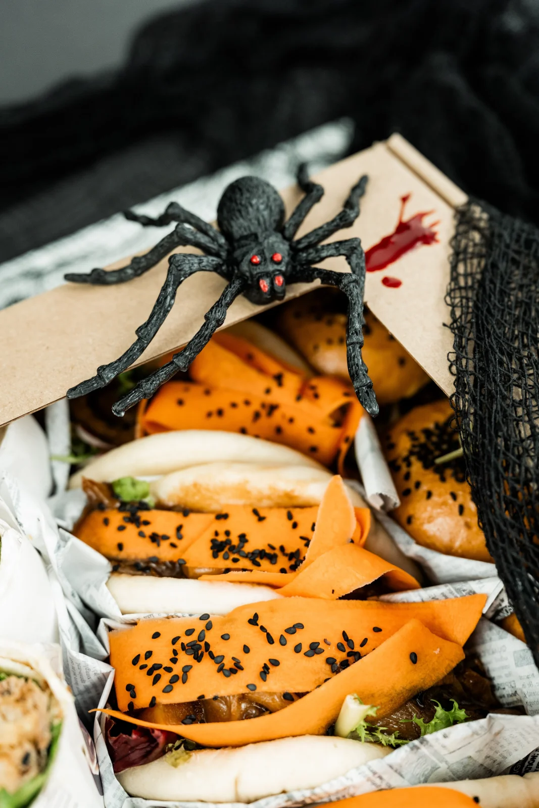 Halloweenowy box przekąsek No To Plum Catering