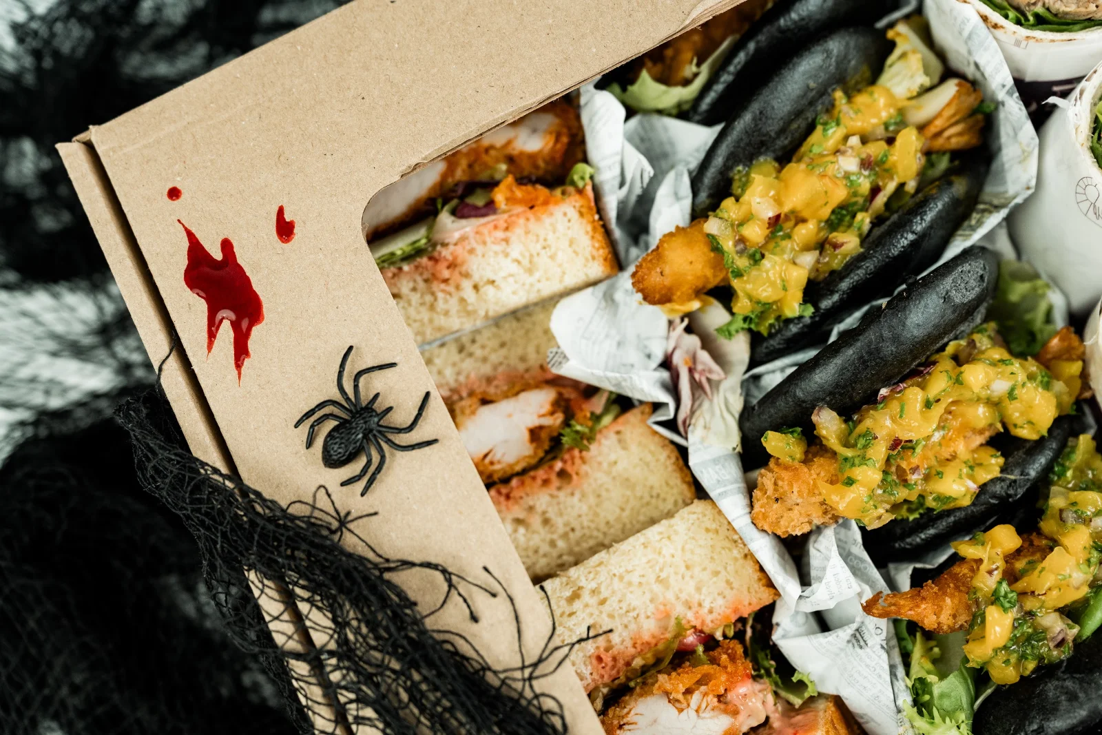 Halloweenowy box przekąsek No To Plum Catering