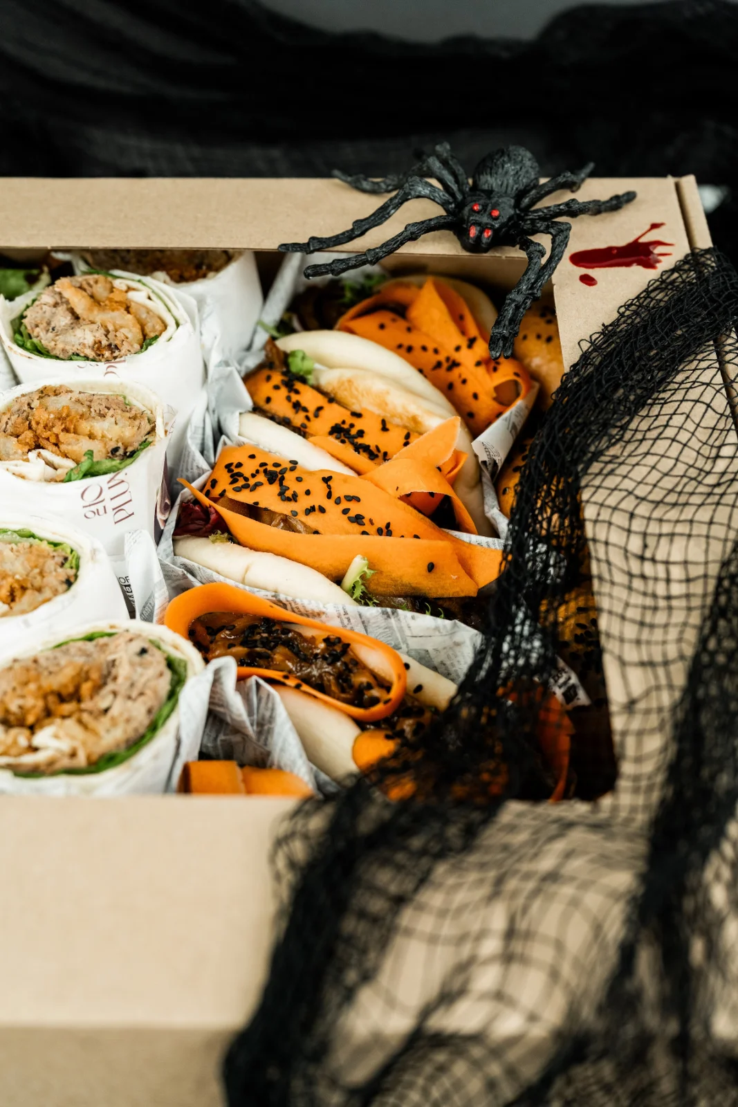 Halloweenowy box przekąsek No To Plum Catering