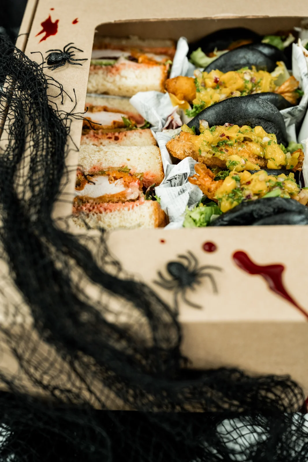 Halloweenowy box przekąsek No To Plum Catering