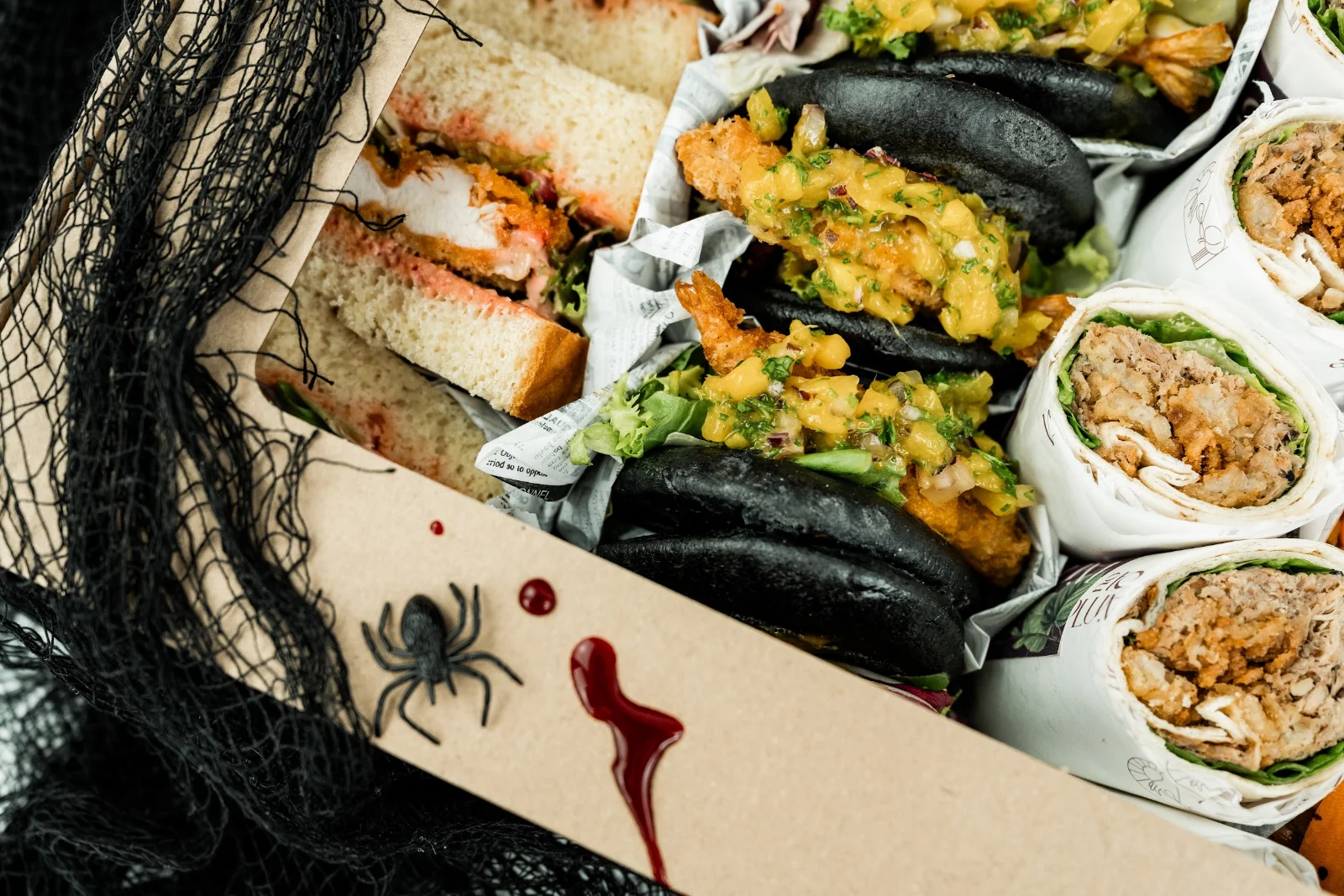 Halloweenowy box przekąsek No To Plum Catering