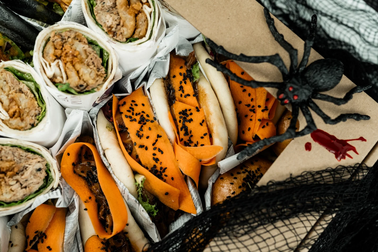 Halloweenowy box przekąsek No To Plum Catering