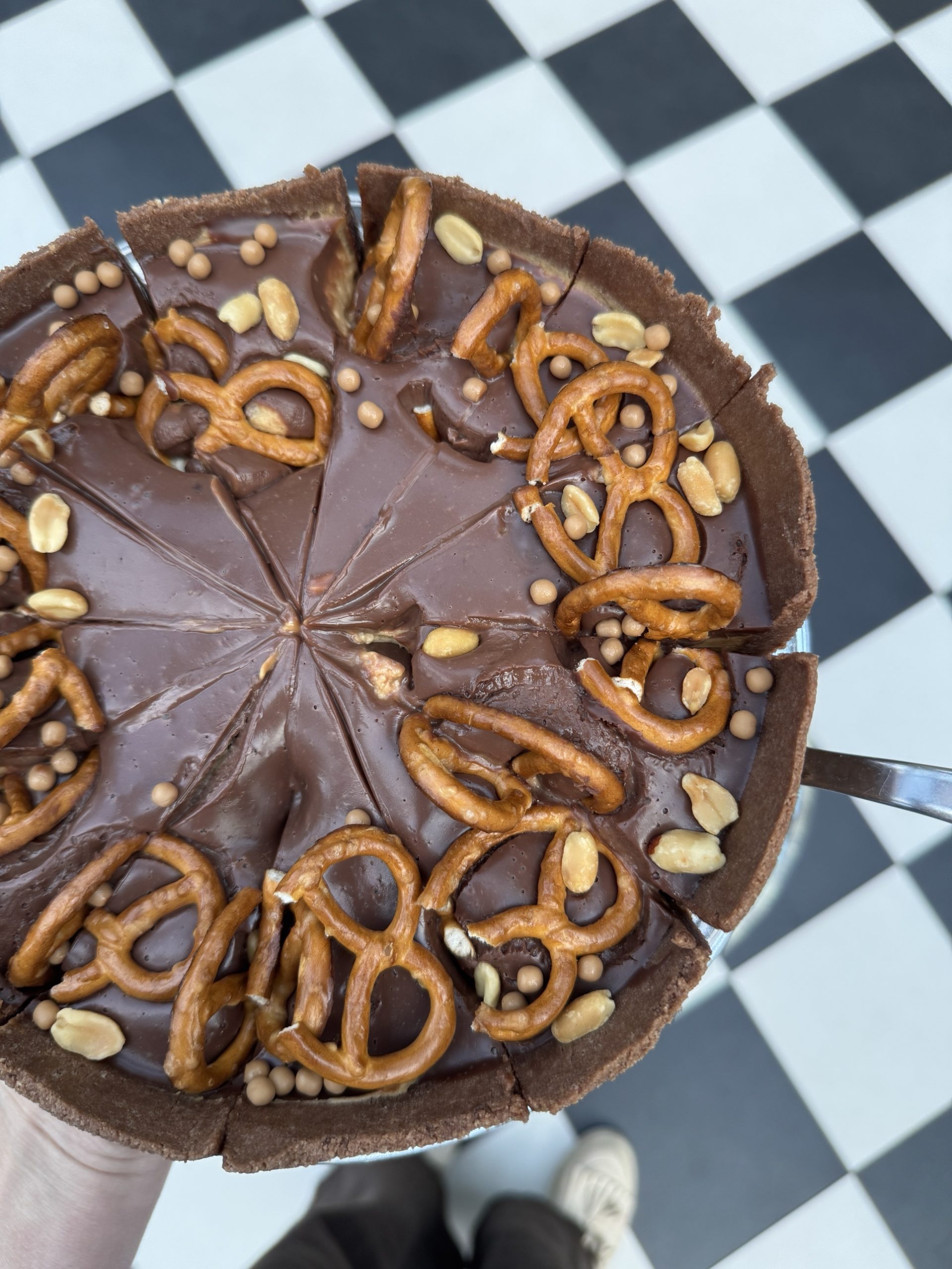 Tarta Snikers z precelkami i orzeszkami – No To Plum Catering