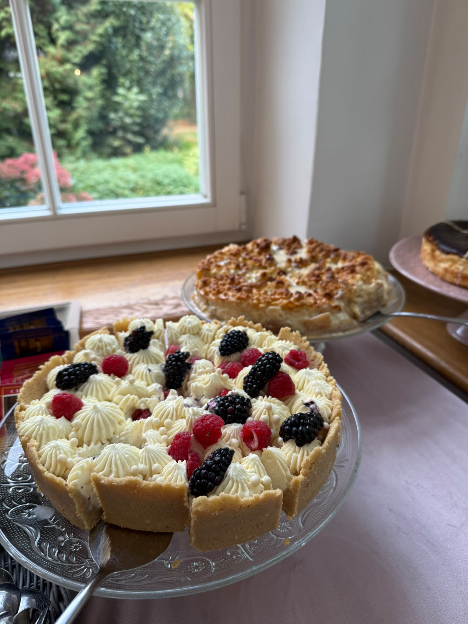 Tarta z musem z białej czekolady i owocami – No To Plum Catering